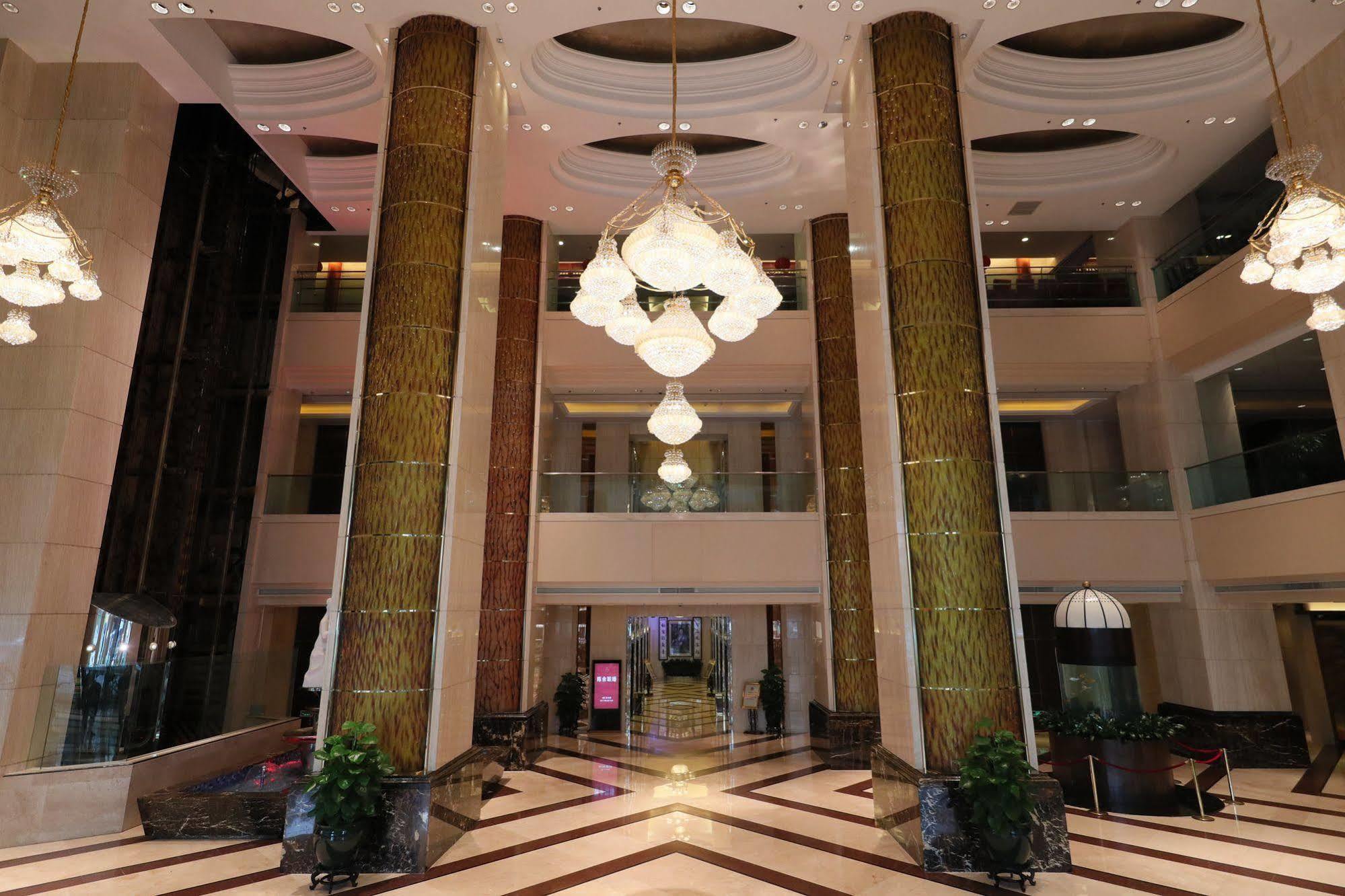Renaissance Shenzhen Luohu Hotel Exterior foto